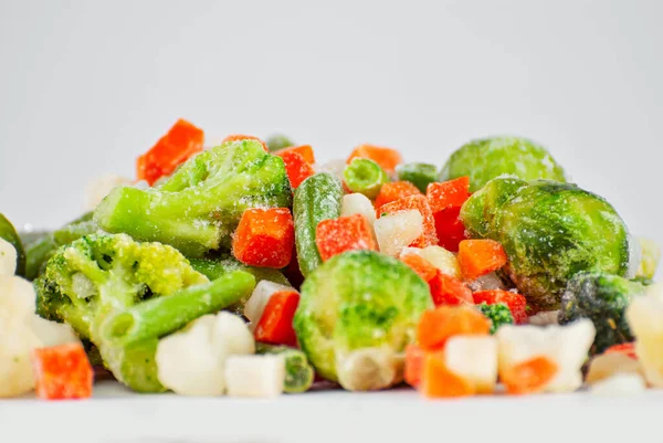 Fagyasztott Zöldségek Keveréke Egy Kupacban Elkészítés Egy Fehér Hátterű Edényhez — Stock Fotó