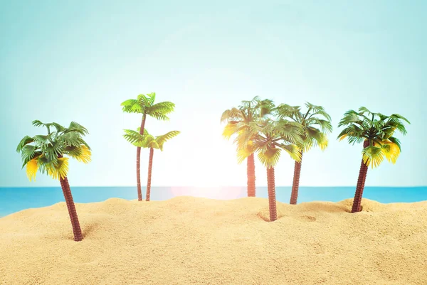 Cennet adasında minyatür palmiye ağaçları. Kumsalın manzarası, kumsalda palmiye ağaçları var. Arka planda mavi gökyüzü. Dinlenme ve seyahat konsepti.