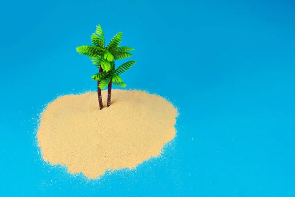 パラダイス島のミニチュアヤシの木 砂の中にヤシの木とビーチのレイアウト 背景に青い空 休息旅行の概念 — ストック写真