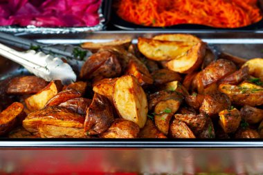 Ateşte pişirilmiş patatesler. Kabuklu patates kızartması..