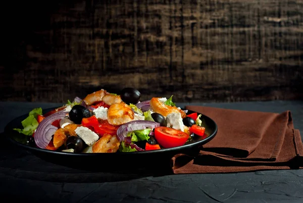 Salat Mit Tomaten Paprika Oliven Und Hühnerfilet Frischer Salat Auf — Stockfoto