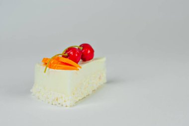 Beyaz arka planda beyaz bir pasta. Kirazlı kek ve meyveli pasta..