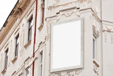 Binada dikdörtgen şeklinde işaret var. Boşluk ve boşluğu metin için kopyala. Tasarım için maket. Reklam için boş bir şablon. Evin ön cephesinde beyaz bir çerçeve. Mimarlık üzerine reklam..