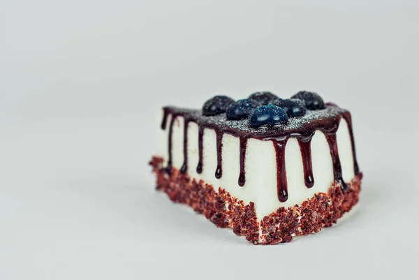 一块白色的蛋糕 背景是白色的巧克力奶油 用蓝莓和水果做的蛋糕 — 图库照片