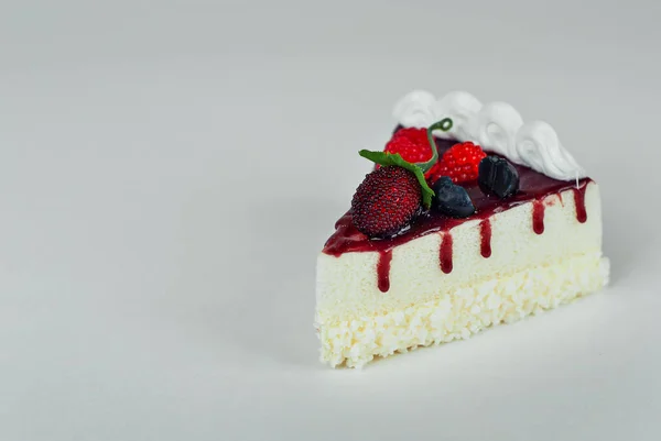 Кусок Белого Торта Красным Кремом Белом Фоне Торт Малиной Фруктами — стоковое фото