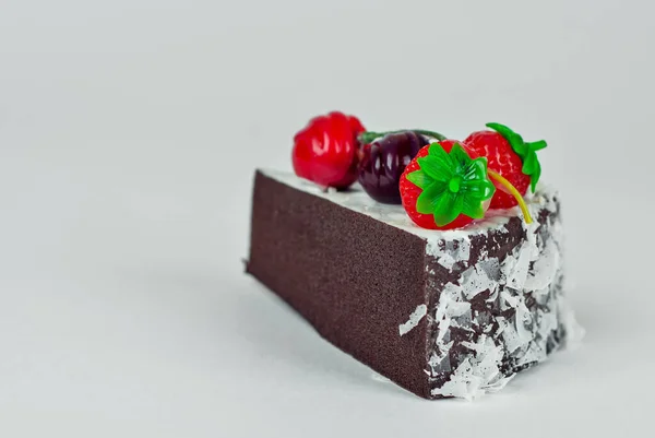 Morceau Gâteau Brun Sur Fond Blanc Gâteau Aux Fraises Cerises — Photo