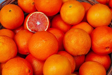 Kutuda bir sürü portakal var. Yuvarlak portakalların dokusu yakındır. Markette ve süpermarkette meyve satışı.