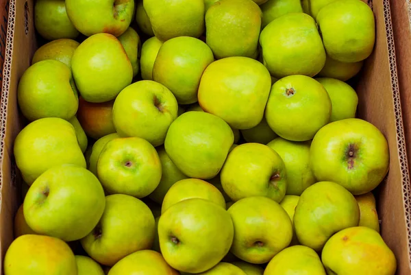Viele Grüne Äpfel Einer Schachtel Textur Von Runden Äpfeln Aus — Stockfoto
