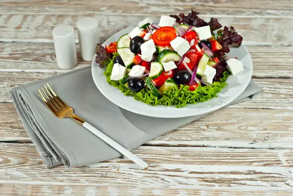 Griechischer Salat Auf Weißem Hintergrund Salat Teller Auf Einem Alten — Stockfoto