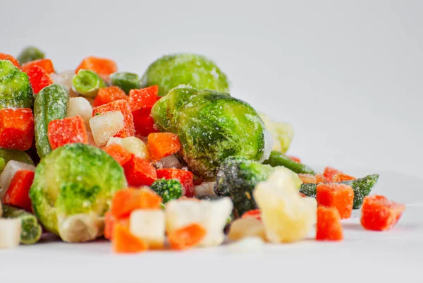 山の中で冷凍野菜の混合物 白を基調とした料理の準備 — ストック写真