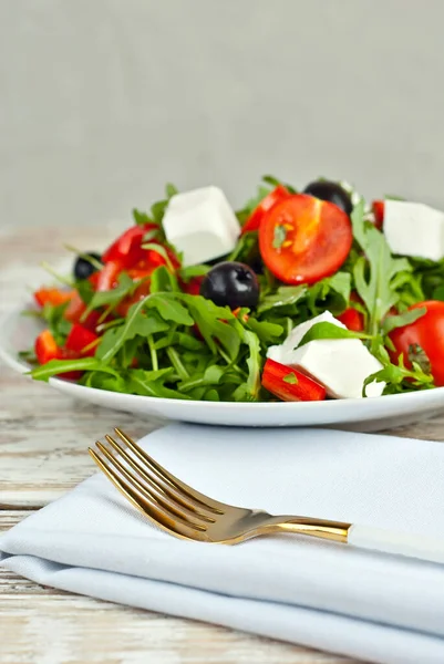 Griechischer Salat Einer Weißen Schüssel Frischer Gemüsesalat Auf Weißem Hintergrund — Stockfoto