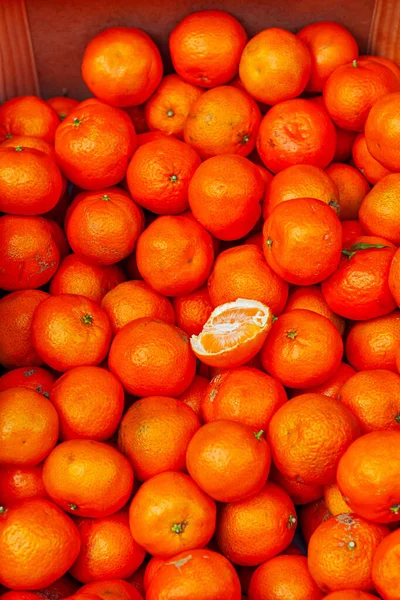 Muitas Tangerinas Cor Laranja Numa Caixa Textura Tangerinas Redondas Perto — Fotografia de Stock