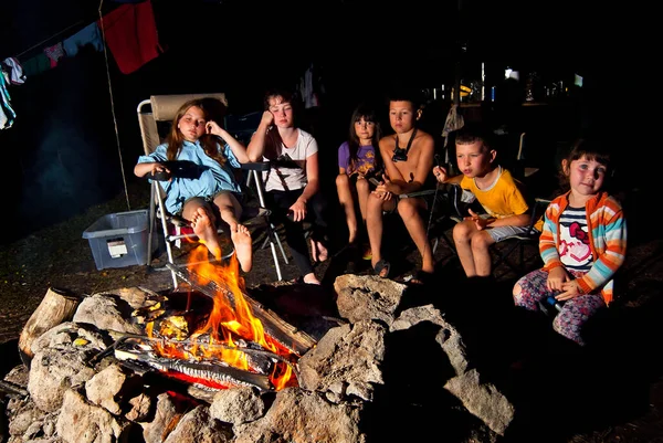 Çocuklar Ateşin Yanında Doğada Dinleniyor Çocuklar Gece Ateşin Yanında Güneşlenir — Stok fotoğraf