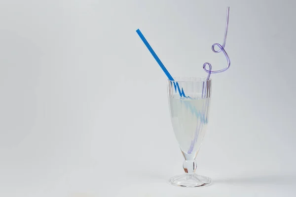 白色背景上的蓝色鸡尾酒酒精饮料近身饮用 在玻璃杯附近复制文字的空间和葡萄酒位置 — 图库照片