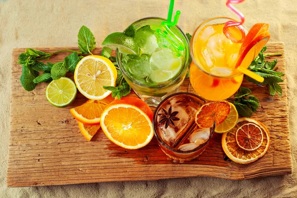 Orange Green Cocktails Wooden Board Alcoholic Drink Ice Orange Mint — Stock Photo, Image