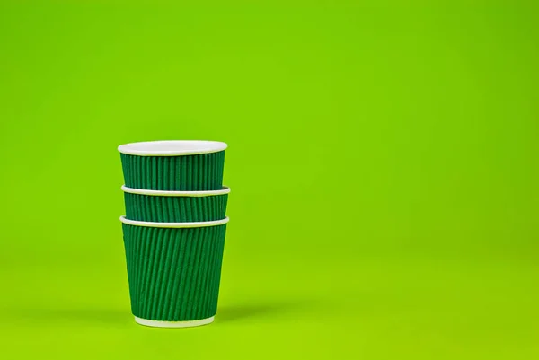 Bicchieri Carta Usa Getta Sfondo Verde Utensili Caffè Ecologici Copia — Foto Stock