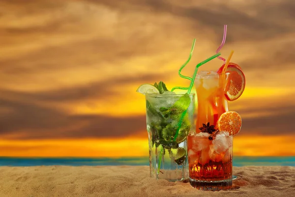 Оранжевые Зеленые Коктейли Пляже Алкогольный Напиток Льдом Апельсином Мятой Лаймом Стоковая Картинка