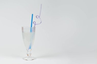 Beyaz arka planda mavi kokteyl. Alkolik içki yakın çekim. Cam kenarındaki metin için yer ve şarap mekanını kopyala.