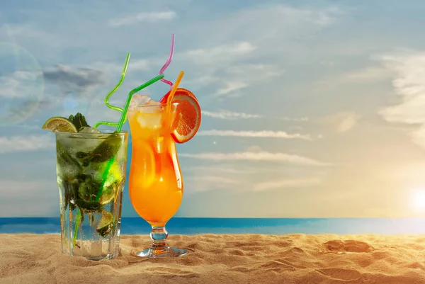 Оранжевые Зеленые Коктейли Пляже Алкогольный Напиток Льдом Апельсином Мятой Лаймом Стоковое Фото