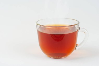 Beyaz arka planda şeffaf bir kupa var. Siyah çaylı kupa. Yaklaş..