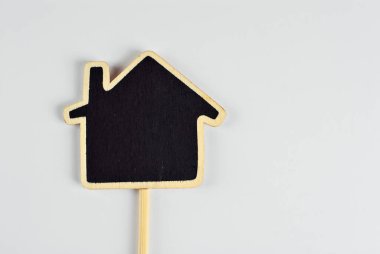 Beyaz arka plandaki yazıtlar için izole edilmiş siyah ahşap tahta. Ürün bilgi paneli. Fiyat listesi ya da ürün reklamcılığı için imza. Siyah tahtada metin ve kopyalama alanı için boş alan.