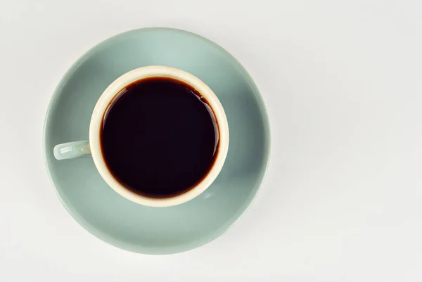 陶瓷蓝色咖啡杯关闭 咖啡在白色的背景上被隔离 饮料附近的复制空间和可用的文字空间 — 图库照片