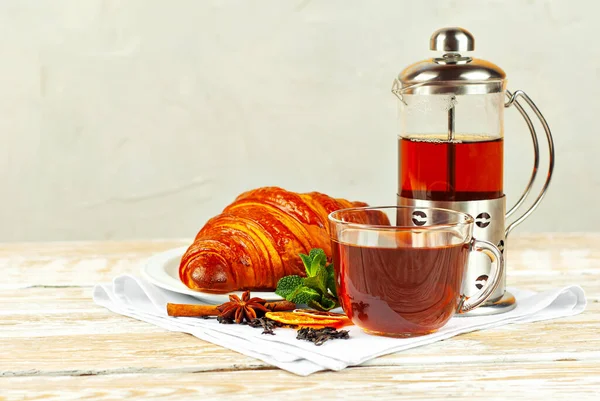 Croissant Dans Une Assiette Blanche Avec Thé Tasse Avec Thé — Photo