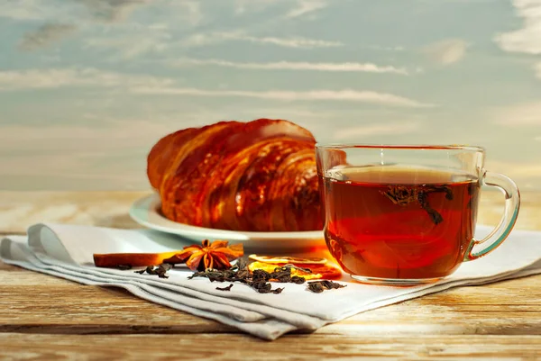 Tasse Thé Théière Verre Sur Une Table Bois Croissant Avec — Photo