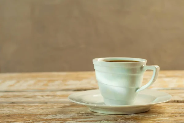 白いセラミックマグカップでコーヒー 古い木製のテーブルの上のコーヒー 食品の近くにテキストのためのスペースとフリースペースをコピー — ストック写真