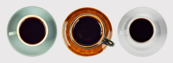 陶瓷棕色咖啡杯关闭 咖啡在白色的背景上被隔离 不同的圆号 — 图库照片