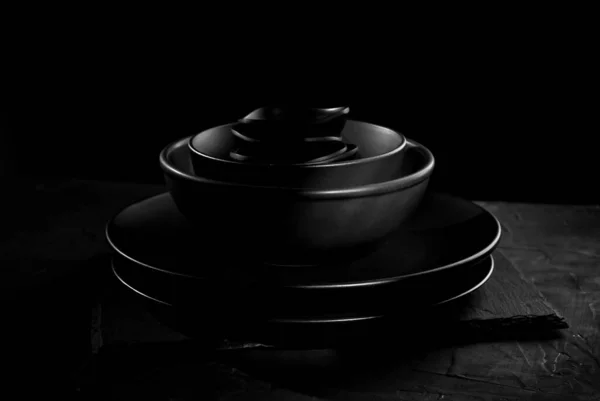 Black Tableware Dark Background Plates Bowls Different Shapes Sizes Stacked — Stock Photo, Image