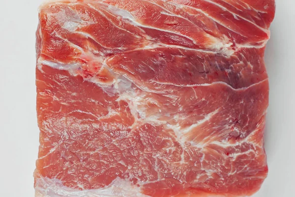 红肉的质地紧密相连 一块被白色背景隔开的猪肉 准备肉食 — 图库照片