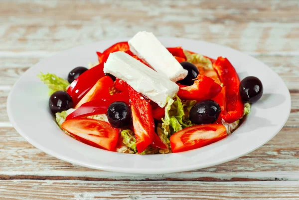 Salat Aus Kohl Tomaten Paprika Oliven Und Käse Einem Weißen — Stockfoto