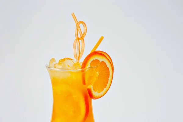 Pomarańczowy Koktajl Białym Tle Alkoholik Lodem Bliska Kopiuj Przestrzeń Miejsce — Zdjęcie stockowe