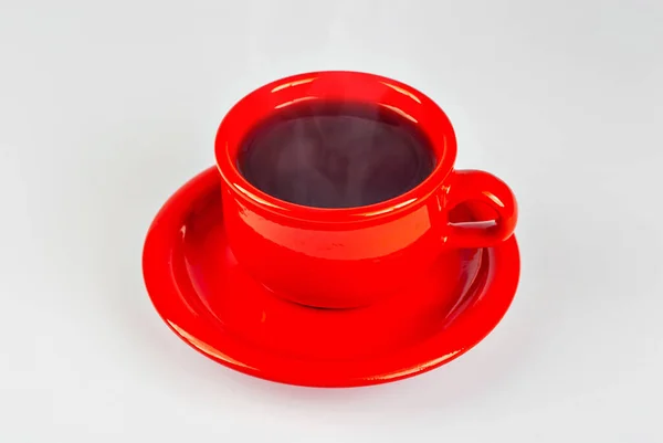 セラミックレッドコーヒーマグカップを閉じます コーヒーは白い背景に隔離されている ドリンクの近くにテキストのためのスペースとフリースペースをコピー — ストック写真