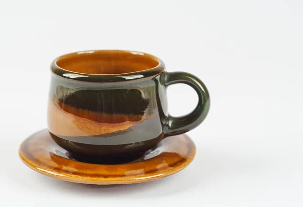 陶瓷棕色咖啡杯关闭 咖啡在白色的背景上被隔离 饮料附近的复制空间和可用的文字空间 — 图库照片