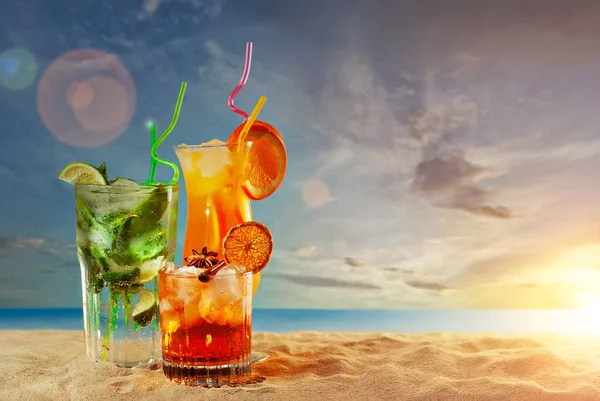 Оранжевые Зеленые Коктейли Пляже Алкогольный Напиток Льдом Апельсином Мятой Лаймом Стоковое Изображение