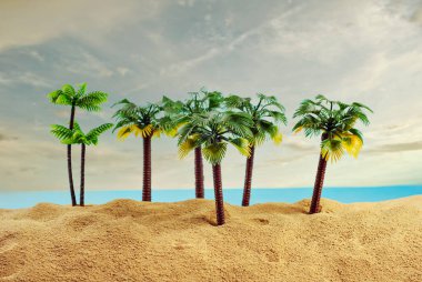 Cennet adasında minyatür palmiye ağaçları. Kumsalın manzarası, kumsalda palmiye ağaçları var. Arka planda mavi gökyüzü. Dinlenme ve seyahat konsepti.