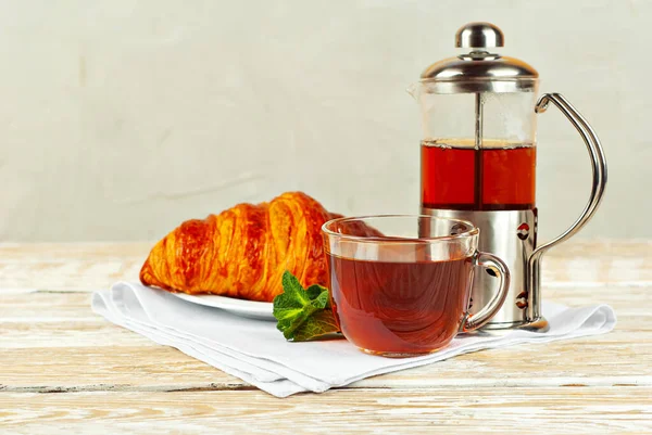 Croissant Dans Une Assiette Blanche Avec Thé Tasse Avec Thé — Photo