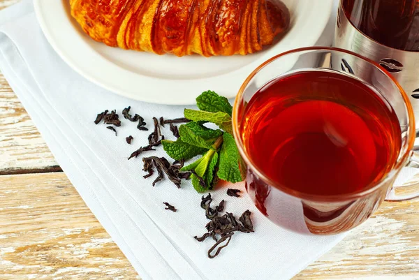 Croissant Einem Weißen Teller Mit Tee Becher Mit Tee Auf — Stockfoto