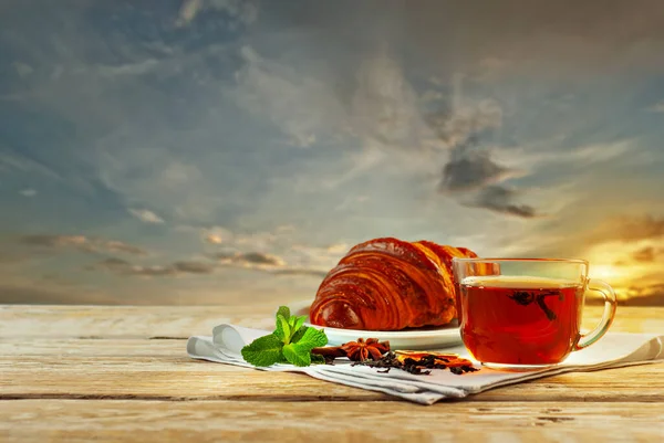 Tasse Thé Théière Verre Sur Une Table Bois Croissant Avec — Photo