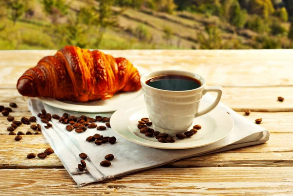 Kawa Białym Kubku Croissant Kawą Śniadanie Kawa Starym Drewnianym Stole — Zdjęcie stockowe