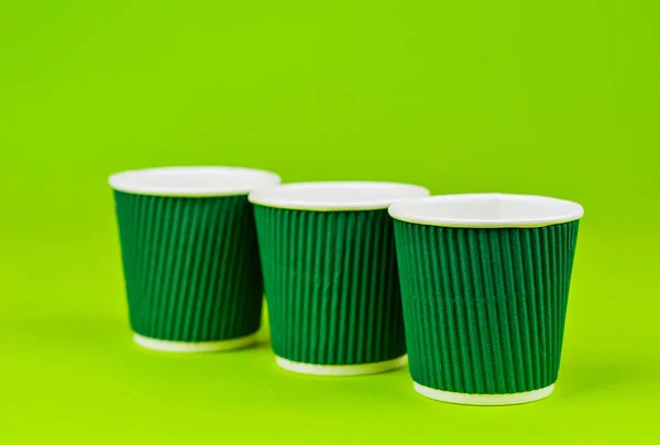 Einwegbecher Aus Papier Auf Grünem Hintergrund Ökologische Kaffeemaschinen Kopierplatz Und — Stockfoto