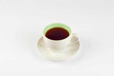 Seramik kahve fincanını kapat. Beyaz arka planda izole edilmiş kahve. İçeceğe yakın metin için boşluk ve boş alanı kopyala.