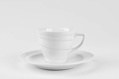 Seramik kahve fincanını kapat. Beyaz arka planda izole edilmiş kahve. İçeceğe yakın metin için boşluk ve boş alanı kopyala.