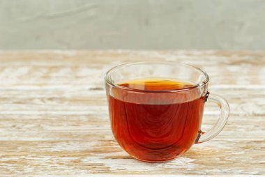 Eski ahşap bir masada çay fincanı. Yemek yakınındaki metin için boşluk ve boş alanı kopyala.