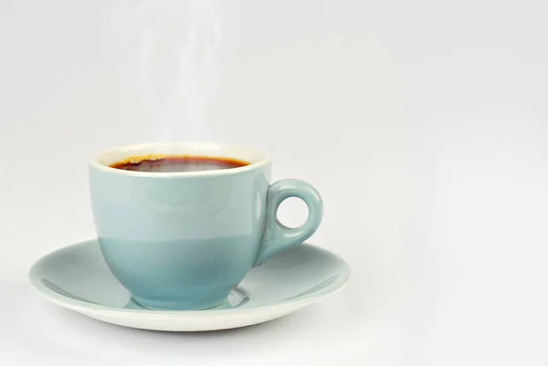 セラミックブルーコーヒーマグカップを閉じます コーヒーは白い背景に隔離されている ドリンクの近くにテキストのためのスペースとフリースペースをコピー — ストック写真