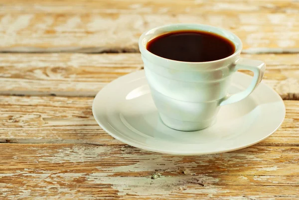 咖啡在一个白色陶瓷杯子里 咖啡放在一张旧木桌上 食物附近的复制空间和可供阅读的空间 — 图库照片