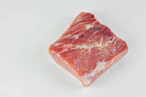 Красное Мясо Закрывается Кусок Свинины Изолирован Белом Фоне Подготовка Мясным — стоковое фото