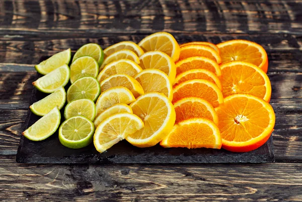 Orangen Zitronen Und Limetten Scheiben Schneiden Zitrusgemüse Auf Einem Alten lizenzfreie Stockbilder